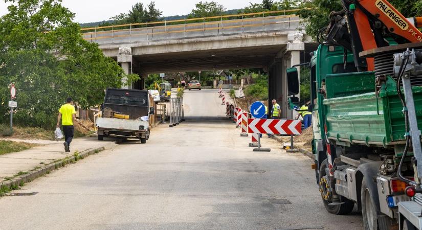 Újabb lezárás jön az M1-es bővítése miatt, sokak napi útvonala borulhat