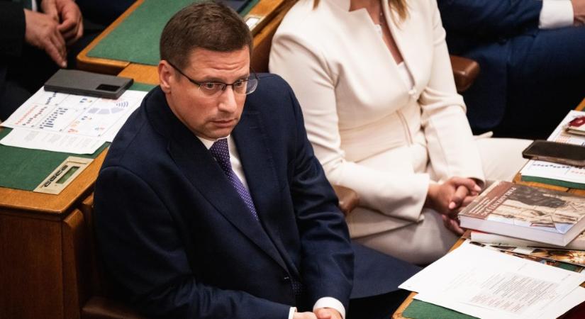 Gulyás Gergely aggódik, hogy Brüsszel túl nagy árat kér a 6000 milliárd forintnyi támogatásért