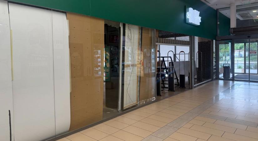 Bezárt egy ismert üzlet a Malom Központban, egyelőre nem tudni, mi nyílik a helyén