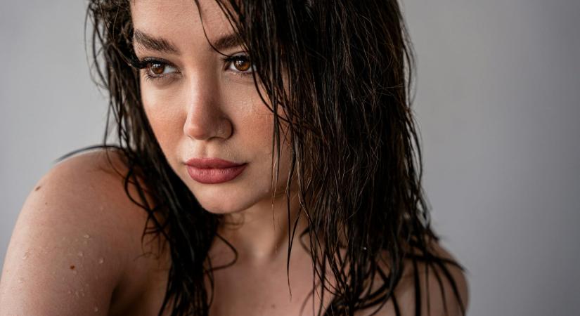 Ha nincs időd hajat mosni a strand után – dobd össze ezt a 3 perces wet look frizurát