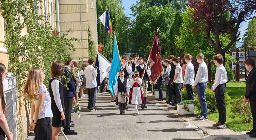 Útra kelt a jövő: az idei utolsó ballagási ünnepségeket tartották meg Kézdivásárhelyen (VIDEÓ)