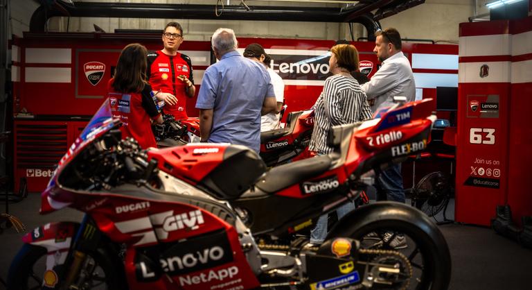 Bejutottunk a Ducati garázsába, egészen elképesztő, ami ott zajlik
