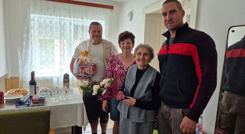 Mindenki őt ünnepelte Szentdomonkoson: 90 éves lett a szeretett Olgica néni