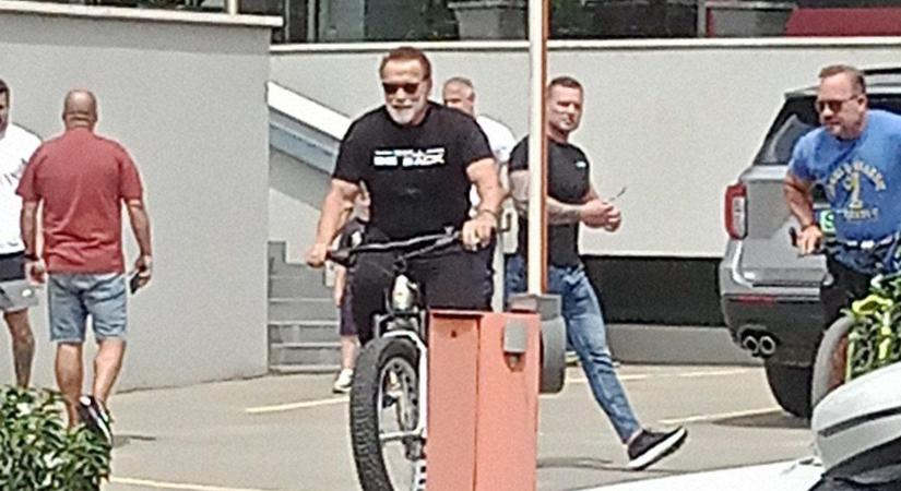 Terminátor két keréken: Arnold Schwarzenegger ebben a magyar városban biciklizett - fotók