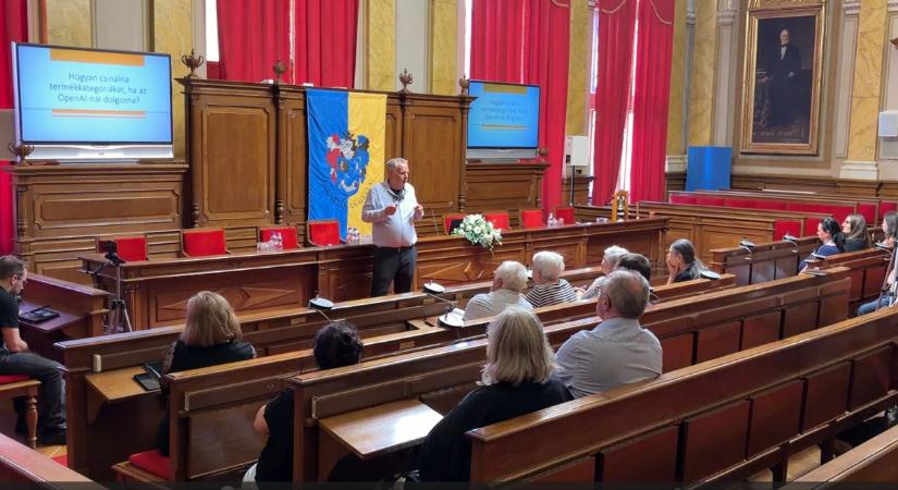 Megtanulták, mire jó a ChatGPT: idősebbeknek tartottak AI-oktatást a városházán