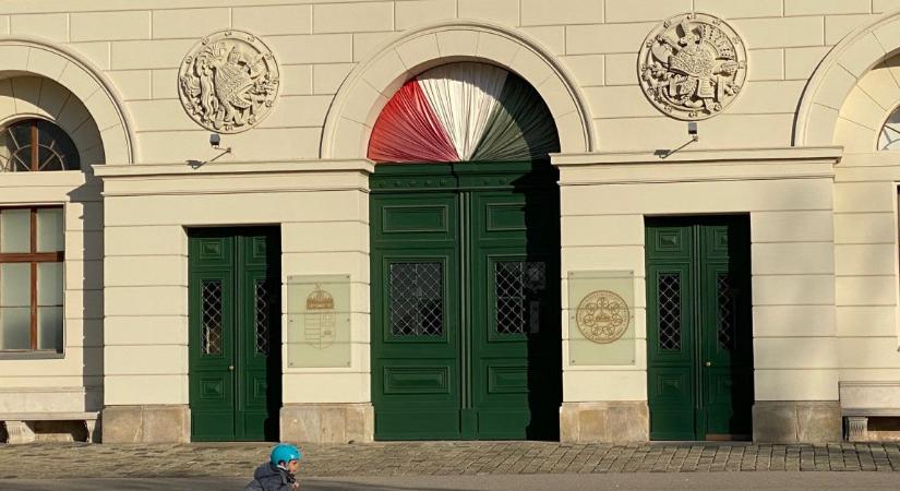 Egy új focipálya kedvéért vágtak volna ki fákat az Orczy-kertben, de túl sokat kért a NER