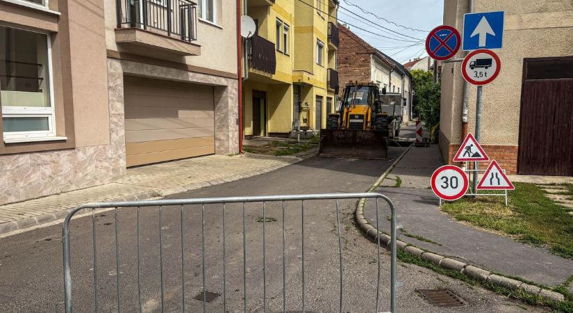 Megszólalt a szolgáltató: ezért tört fel a víz Szolnok belvárosában