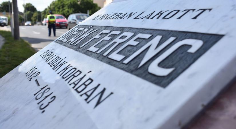 Új helyre került Deák Ferenc emléktáblája