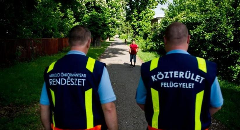 Elfogadhatatlan jelenet az egyik hevesi áruháznál, könnygázzal érvelt az erőszakos koldus