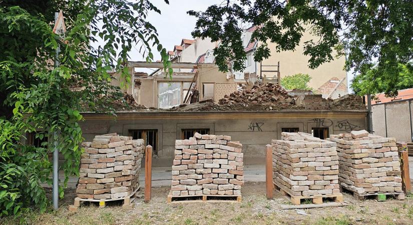 Már dolgoznak a munkagépek: eltűnik egy szegedi városképhez tartozó ház