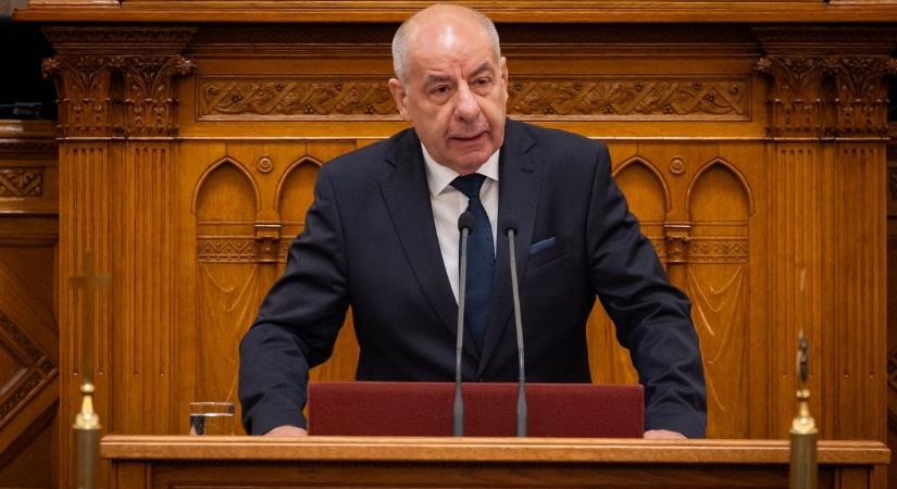 Tüntetés Sulyok Tamás mellett: Fontos üzenetet küldtek a szervezők