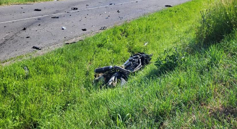 Megrázó fotók a helyszínről: fiatal férfi vesztette életét a csütörtöki motorbalesetben
