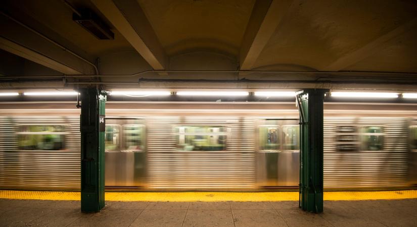 Balhé az M3-as metrón: egymás után indították a segélyhívást az utasok
