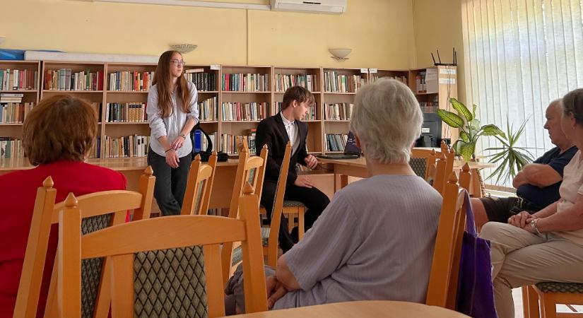 Okostelefon- és tablethasználatra tanították a szépkorúakat az Eötvös diákja