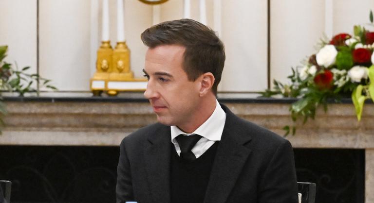 Összeházasodott azonos nemű párjával a Fidesz EP-listáján szereplő magyar főkonzul
