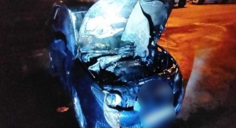 Porig égett egy rendőr autója a rendőrkapitányság előtt, letartóztatták a gyújtogatót