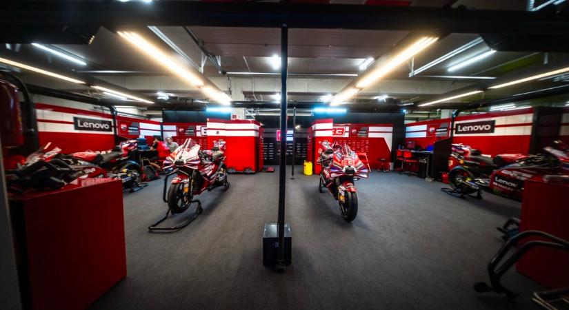 Amit a tévéközvetítés nem mutat meg: így néz ki a Ducati garázsának igazi arca