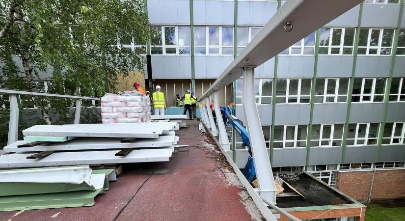 Évekig csak állt az Izsáki út felett, hamarosan végre megnyílhat a kecskeméti egyetem gyalogoshídja – fotókkal