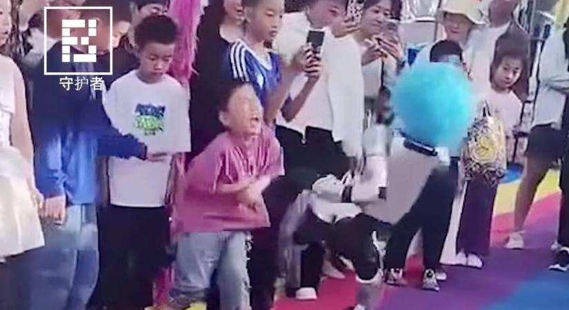 Videó: harci bemutatót tartott a robot, majd váratlanul hasba rúgott egy gyereket