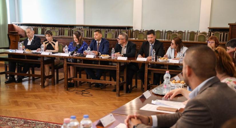 Esélyt kapnak a hátrányt szenvedők! Erre keresnek megoldásokat a vármegyei felzárkoztatási projektben – galériával