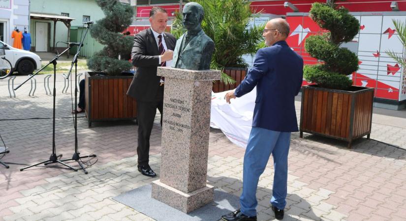 Ünnepélyesen felavatták Nagyidai Sztojka Ferenc mellszobrát Kalocsán  fotók