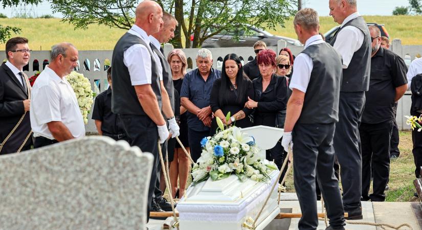 Eltemették Balyi Ádámot, a tiszaújvárosi robbanás áldozatát - Koporsóját megsimogatva búcsúztak gyermekei az apukájuktól