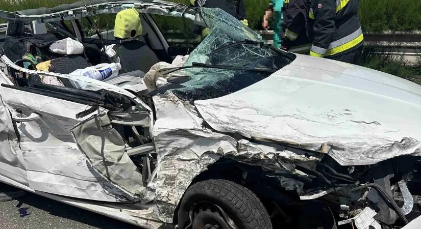 Kabrió lett a Skodából az M1-esen, amikor becsúszott a kamion alá – fotók