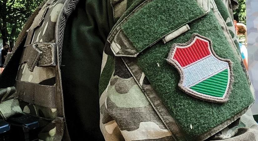 Ezek a mai fiatalok: újra menő lett a katonásdi