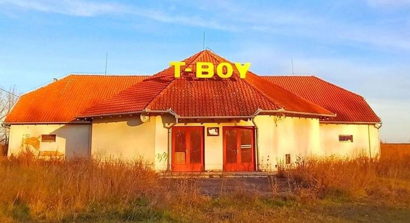 Ritka felvételek kerültek elő a legendás bólyi Club T-Boyról