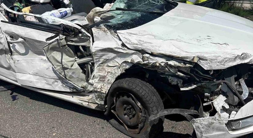 Kamion és autó ütközött össze az M1-esen - Sokkoló helyszíni fotók