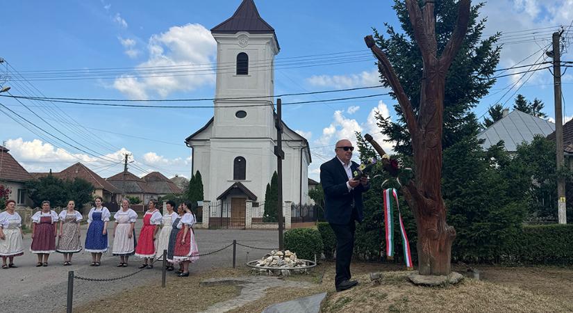 Csendes főhajtással emlékeztek a nemzeti összetartozás napjára Mezőgecsében