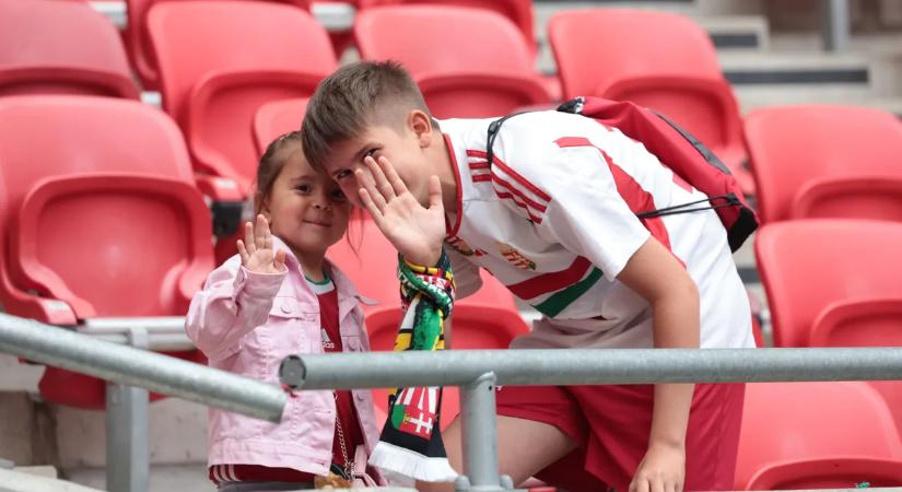 Galéria a szurkolókról, máris kiváló a hangulat a Puskás Arénánál