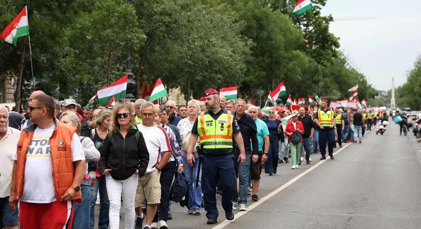 Több ezren vonultak utcára Budapesten a migrációs paktum ellen