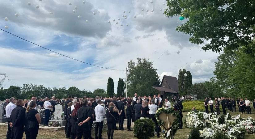 Szívszorító: Eltemették a tiszaújvárosi robbanás áldozatát, Ádámot