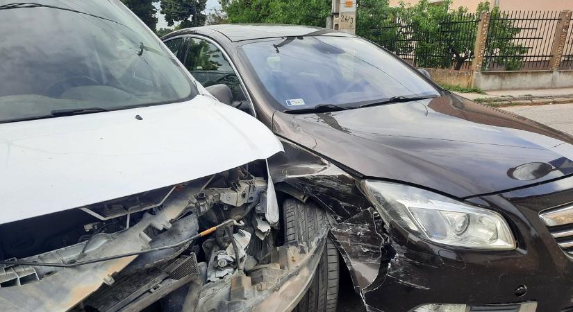 Durva karambol Nyíregyházán, két autó rohant egymásba a kereszteződésben! - Fotók!