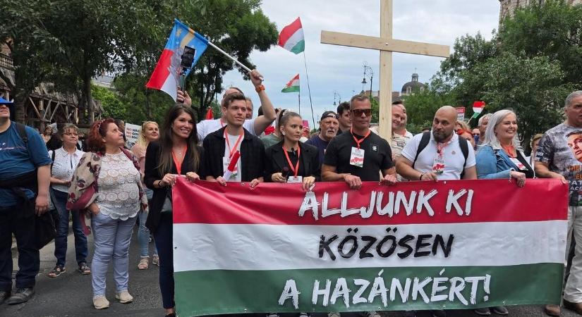 Zúgott a „Viktor, Viktor!” Budapest belvárosában – egyértelmű üzenetet küldött a tüntető tömeg (VIDEÓ)