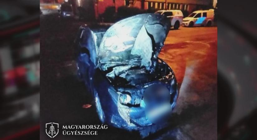 Bosszúból gyújthatott fel egy autót egy férfi a gödöllői rendőrség előtt
