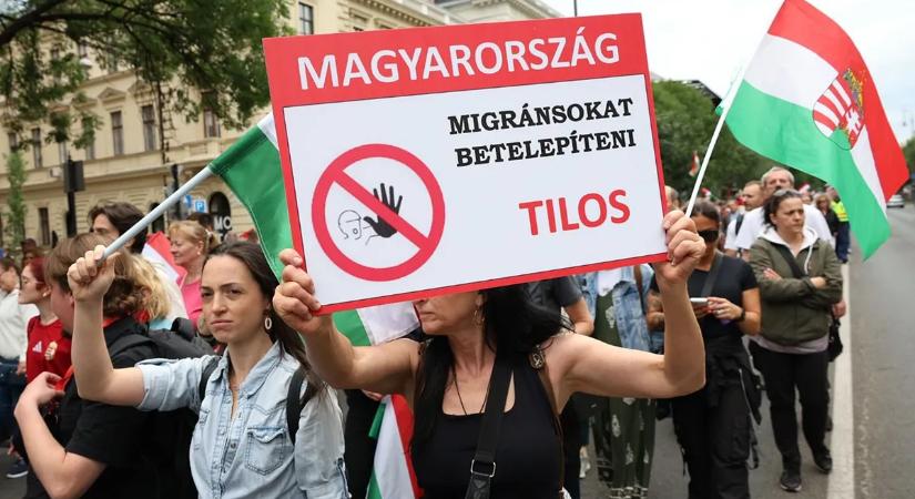 Látványos képeken a migrációs paktum elleni budapesti tüntetés