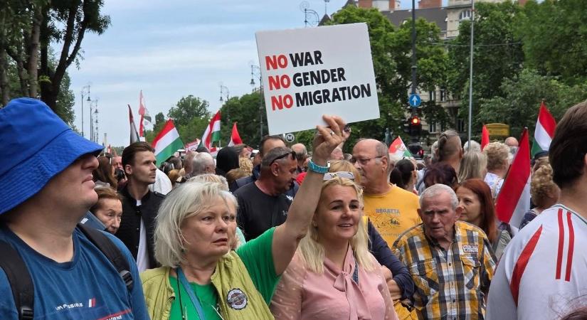 Jelentős tömeg mozdult meg Budapesten a migrációs paktum ellen (GALÉRIA)