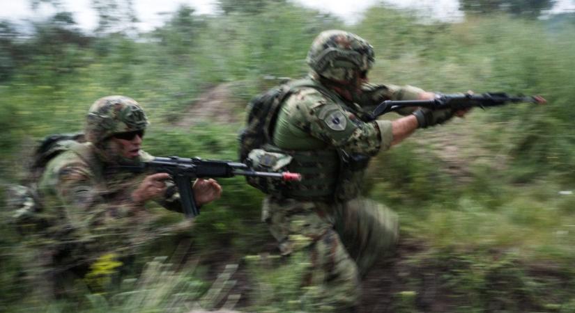 Árokharc Sándorfalván: amerikai, szerb és magyar katonák gyakorlatoztak – képgaléria