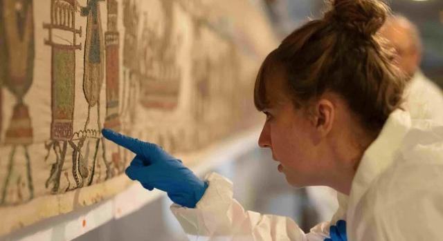 Különleges bölcsőben szállítják Londonba a Bayeux-i falikárpitot