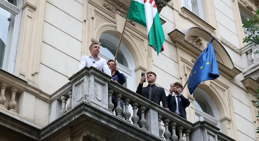Botrány: Magyar Péter az erkélyről hergelte a migrációs paktum ellen békésen tüntetőket – videó
