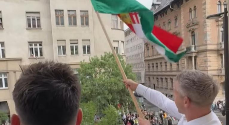 Tüntetés a Kossuth téren: Magyar Péter egy erkélyen, zászlót lengetve fogadta az embereket