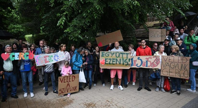 A letartóztatott polgármester mellett tartottak szimpátiatüntetést a II. kerületben