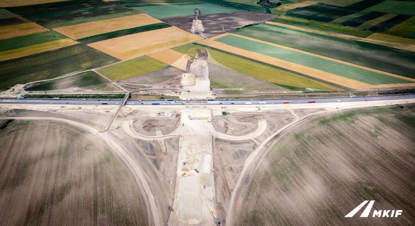 Összekötik az M1-est a legújabb magyar autópályával: a csomópont már épül, a sztrádának nyoma sincs - látványos fotókon a különös beruházás