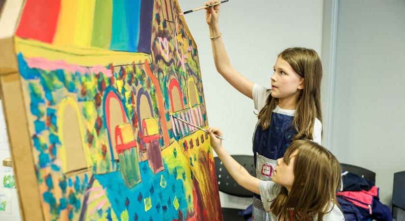 Gyerekek festették meg a győri Pom Pom-balett díszleteit - fotók, videó