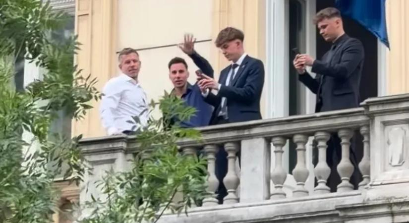 A migrációs paktum ellen tüntettek Budapesten, Magyar Péter az erkélyről tapsolta meg a résztvevőket