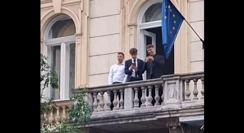 Meglepetésvendég a migrációs paktum elleni tüntetésen: Magyar Péter az erkélyéről ingerelte a demonstrálókat (VIDEÓ)
