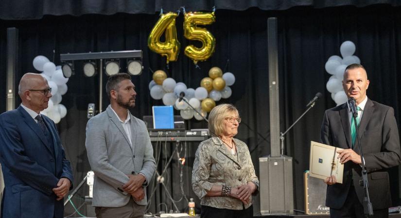 45 év dalban, táncban és közösségben – jubileumát ünnepelte a Nefelejcs Nyugdíjas Klub (galéria)