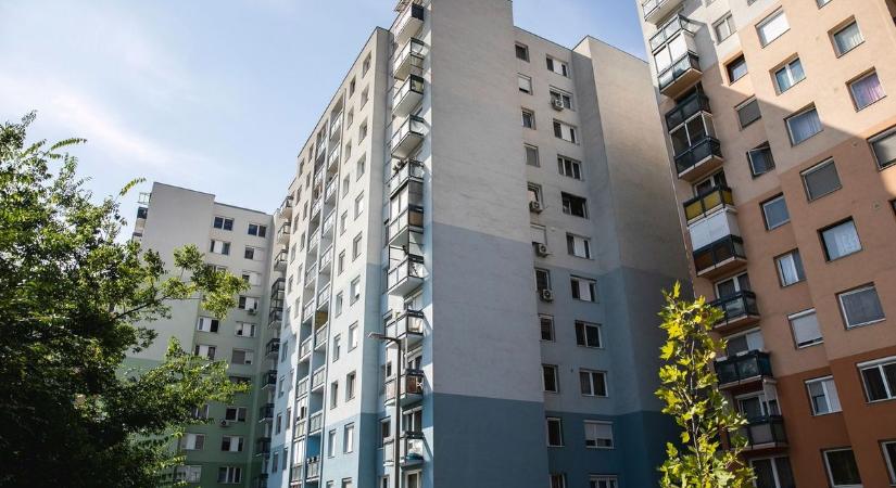 Kiesett egy apró lakó a debreceni társasház ablakából  aggódva kérték a lakók segítségét